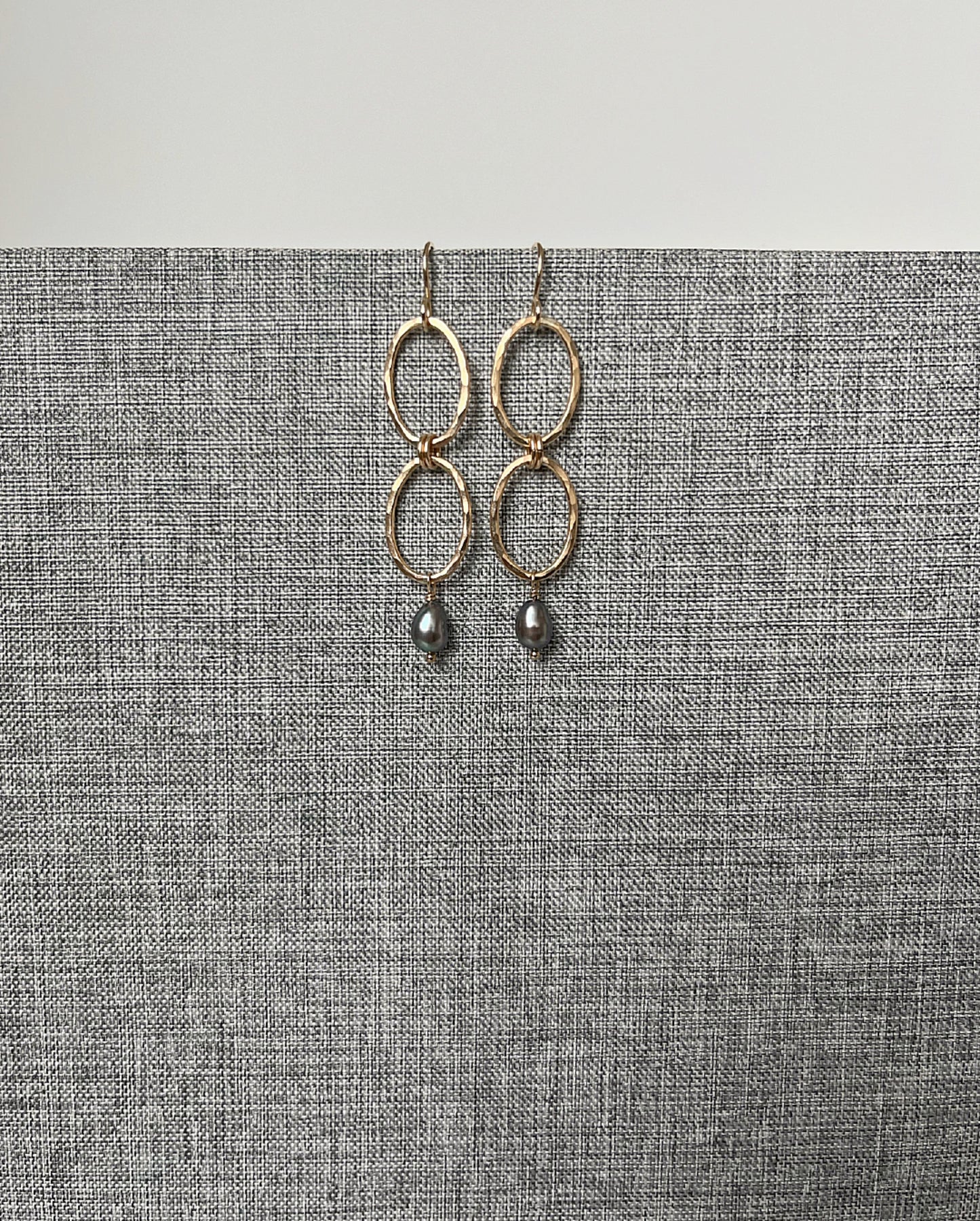 Gold Hammered Oval Links - Peacock Pearl